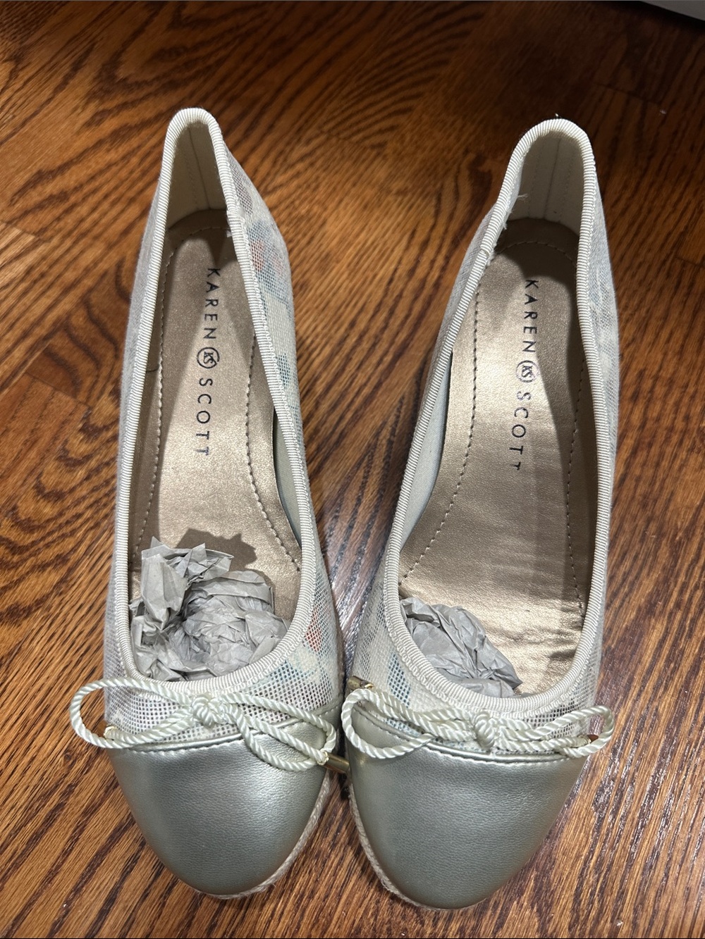 Karen Scott Light Silver Ballet Flats with Bow Trim